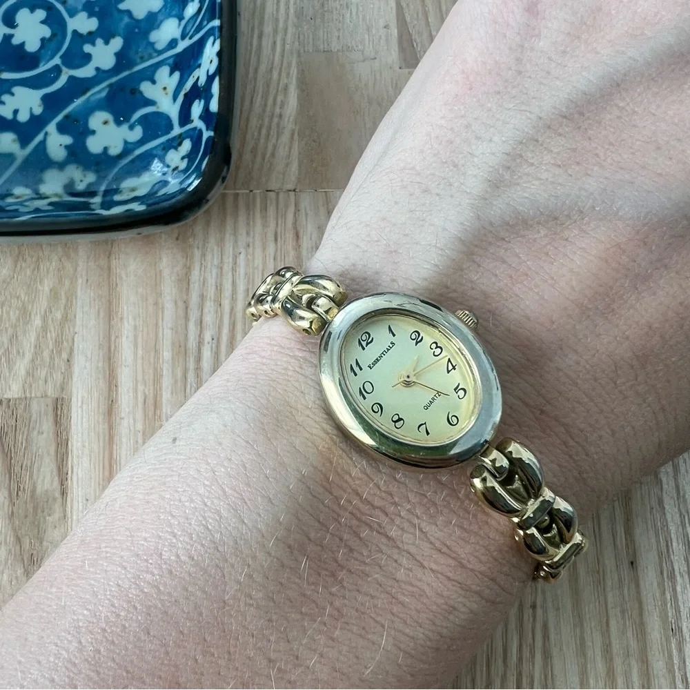 Timex essentials ladies oval gold tone bracelet watch NEW BATTERY